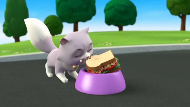 File:Cali Eating Sandvich.png