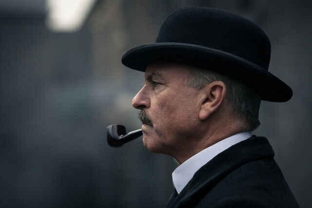 File:De-kapsels-en-outfits-van-de-Peaky-Blinders-Manners-13544.jpg