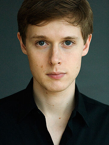 File:Samuel-Barnett-as-Renfield.jpg