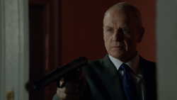 1x08 - Kohl apunta a Hauffe.png