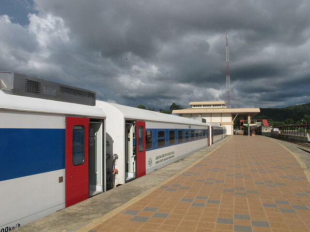 File:Rail Phaluhm Train-3.jpg