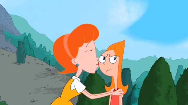 File:Linda kisses Candace's cheek.jpg