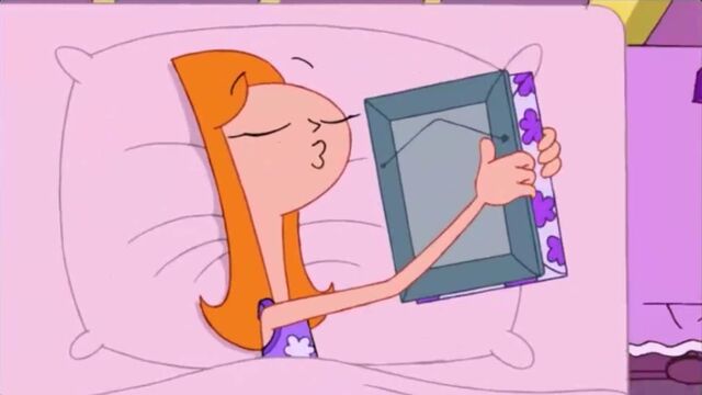 File:Candace making photos kiss.jpg