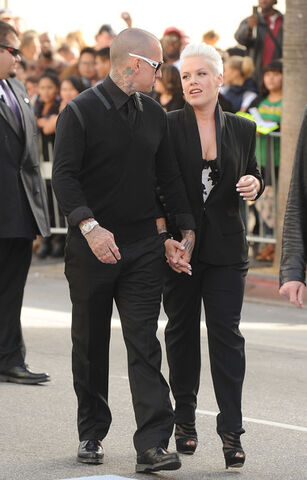 File:Carey+Hart+Beth+Moore+Premiere+Warner+Bros+dV916 xrmcll.jpg