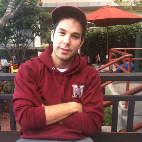 File:Skylar Astin 12.jpg