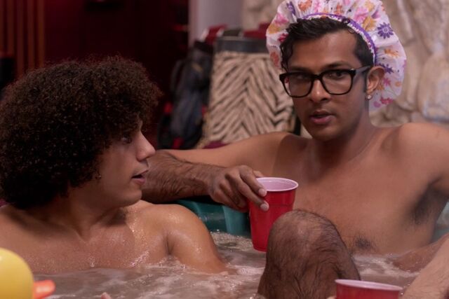 File:Donaldinhottub.jpg