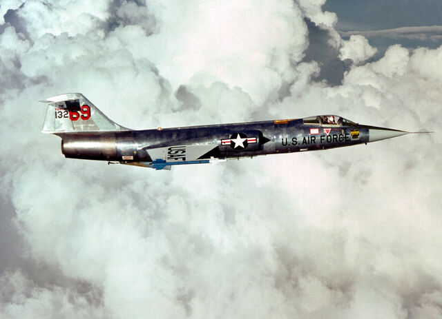 File:F-104 right side view.jpg