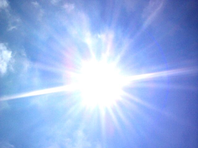File:SUN-in-sky-700090.jpg