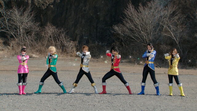File:Gokaiger helmetless (Super Hero Taisen).jpg
