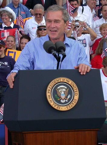 File:Bush 43 10-19-04 Stpete.jpg