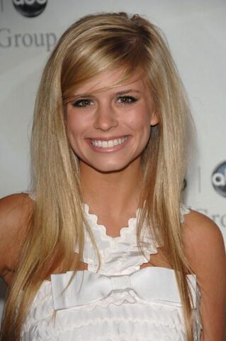 Datei:Carlson Young1.jpg
