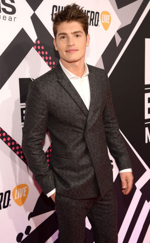 Archivo:Rs 634x1024-160210072853-634.Gregg-Sulkin-JR-021016.jpg