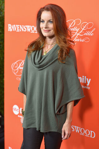 Archivo:Laura+Leighton+Pretty+Little+Liars+Screening+PWGMuyPP0orl.jpg