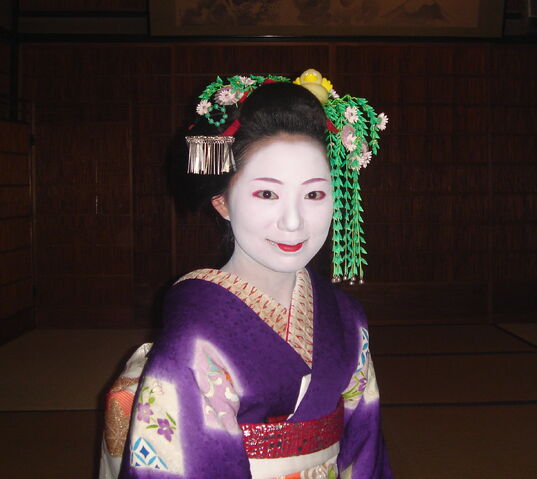 File:Maiko in Gion.jpg