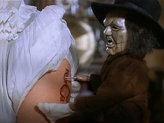 File:Pm7 cuttibg his arm.jpg