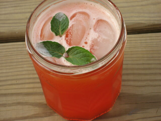 File:Strawberry+lemonade+with+a+sprig+of+chocolate+mint-1307.jpg