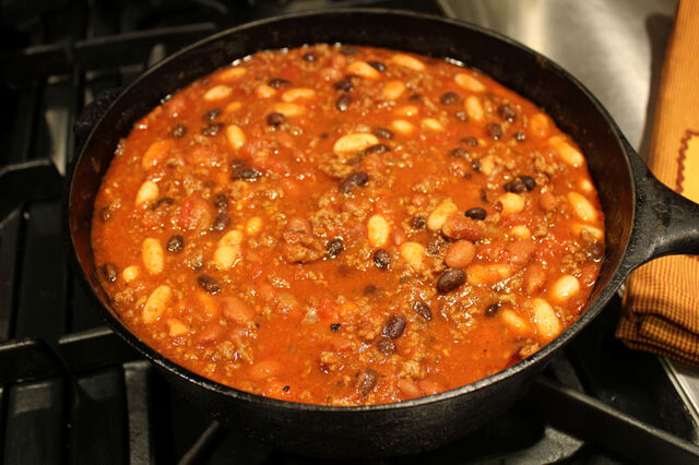 File:Chili in pot close.jpg