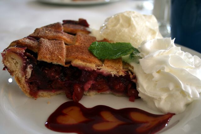File:Harbor+Fish+Market+Grille+Cherry+Pie-7230.jpg