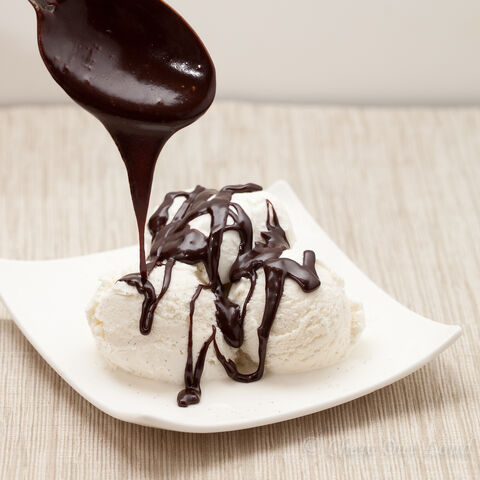 File:Hot-chocolate-fudge-sauce-4.jpg