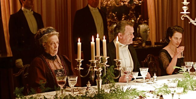 File:Downton-abbey-dinner-table.jpg