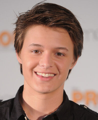 File:Nolan+Sotillo+Disney+Cast+Prom+Signing+Macy+RKkQ1TLQxOrl.jpg