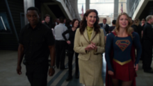 J'onn, Presidente Marsdin e Supergirl no DEO