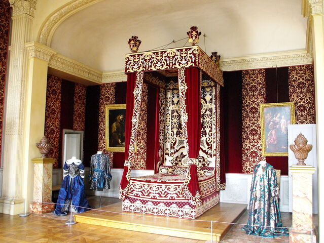 File:Bedroom of Louis XIV.jpg