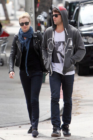 File:Revenge+stars+Emily+Van+Camp+Joshua+Bowman+tPquSNe-O-yl.jpg