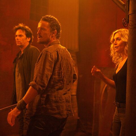 File:Revolution-Season-2-Episode-11-Recap-Mis-Dos-Padres-Red.jpg