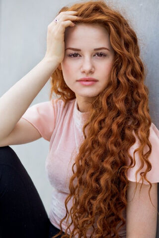 Plik:Madelaine Petsch.jpg