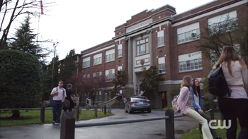 https://vignette1.wikia.nocookie.net/riverdalearchie/images/5/51/Season_1_Episode_1_The_River%27s_Edge_Riverdale_High_School.png/revision/latest/scale-to-width-down/350?cb=20170127140403