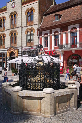Fișier:Braszów, rynek, fontanna.jpg