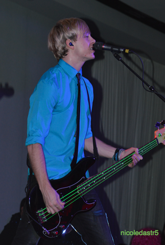 File:Riker Glowing Strings.png