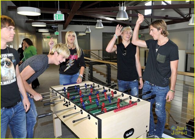 File:R5 celebrates LOUDER album release (16).jpg