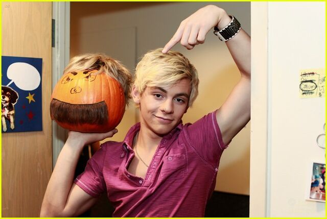 File:Austin-ally-pumpkin-carvers-pics-05.jpg