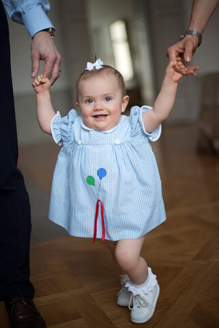 Datei:Prinsessan Estelle Kungl.Hovstaterna Foto Kate Gabor 09w.jpg