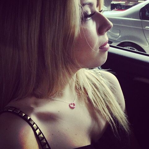 File:Jennette in the backseat of a car June 27, 2013.jpg
