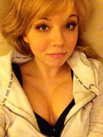 File:Jennette just saying hi.jpg