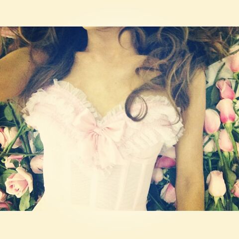 File:Ariana Grande - June 2, 2013.jpg