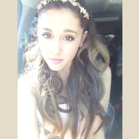 File:Ariana on her way to the RDMAs 2013.jpg