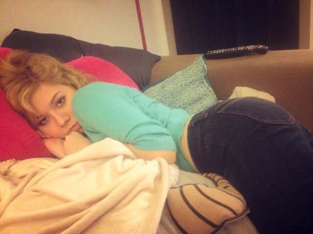 File:Jennette lying on her couch.jpg