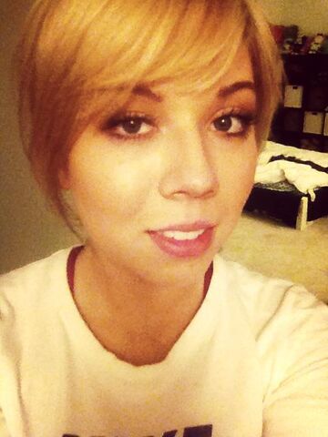 File:Jennette March 20, 2013.jpg