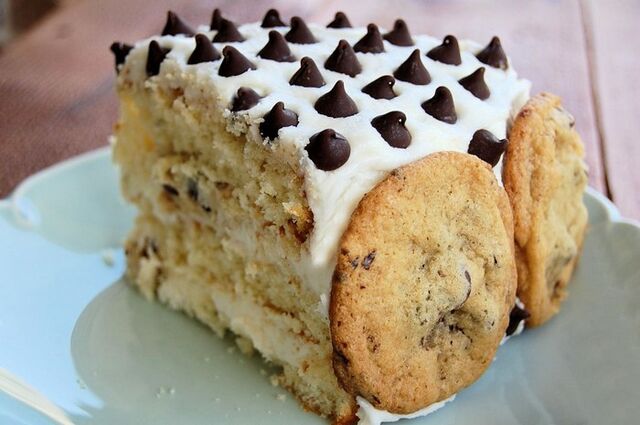File:Chocolate-chip-cookie-cake-icing.jpg