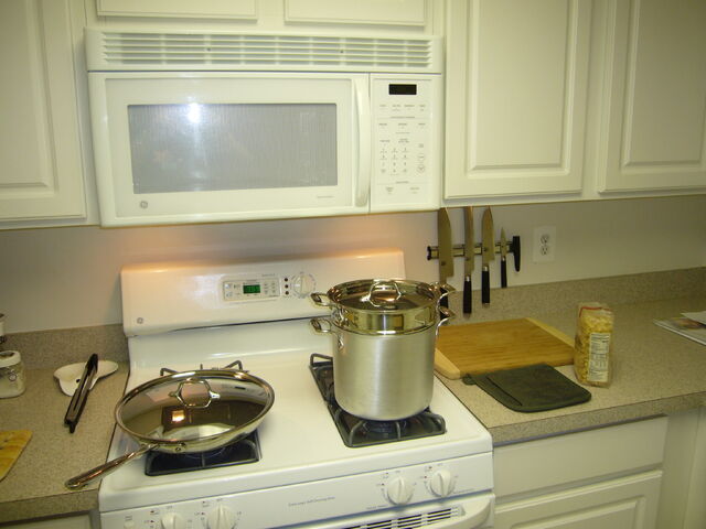 File:Cookin' pasta and sausages-9100.jpg