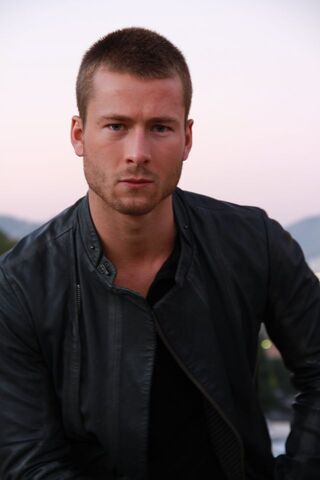 File:Glen-powell-pole.jpg