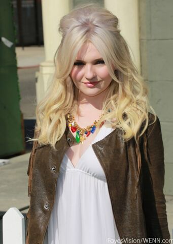 File:Abigail-Breslin-Grown-Up-2013.jpg