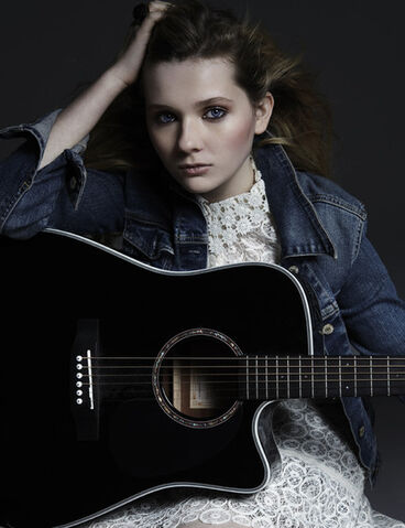 File:Photoshoot-abigail-breslin-29173633-430-560.jpg