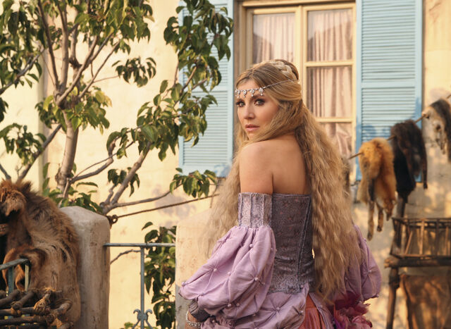 File:7x11 Elliot as Princess.jpg