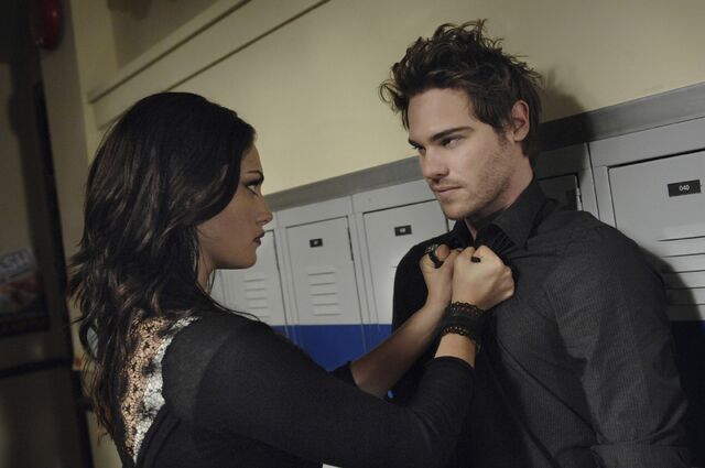 File:Faye Threatens Lee.jpg