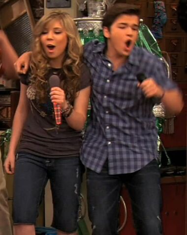 File:Seddie Singing.jpg